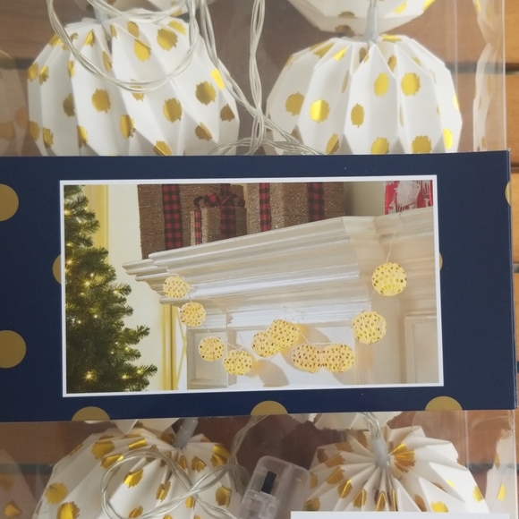 Crown and Ivy Garland - Picture 4 of 6